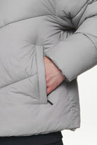 Pegador Spiller Puffer Jacket Rock Grey Detailshot aus der PEGADOR® Outerwear 23 Kollektion für Herren