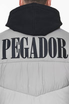 Pegador Spiller Puffer Jacket Rock Grey Detailshot aus der PEGADOR® Outerwear 23 Kollektion für Herren