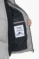 Pegador Spiller Puffer Jacket Rock Grey Detailshot aus der PEGADOR® Outerwear 23 Kollektion für Herren