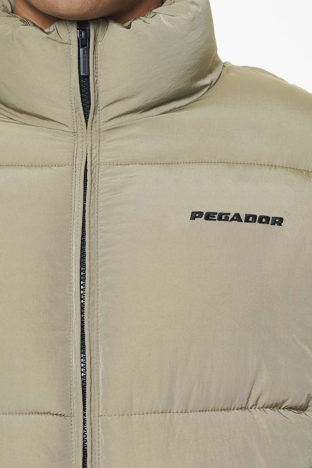 Pegador Solin Crushed Puffer Jacket Mud Beige Detailshot aus der PEGADOR® Outerwear 23 Kollektion für Herren