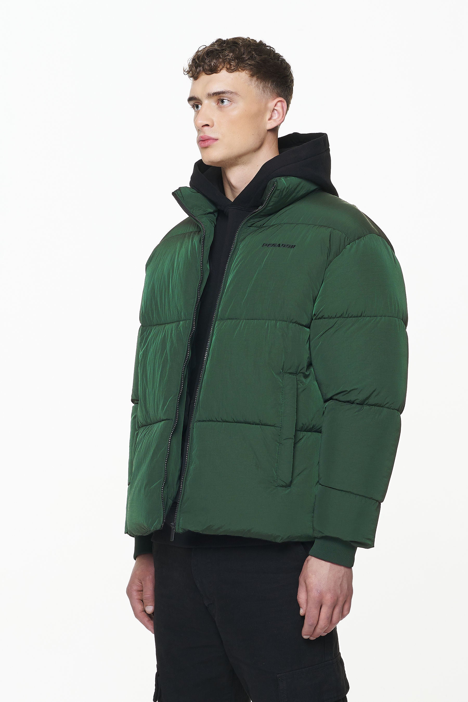 Pegador Solin Crushed Puffer Jacket British Green Gegenansicht aus der PEGADOR® Outerwear 23 Kollektion für Herren