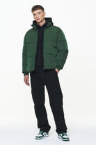 Pegador Solin Crushed Puffer Jacket British Green Ganzkörper Bild aus der PEGADOR® Outerwear 23 Kollektion für Herren