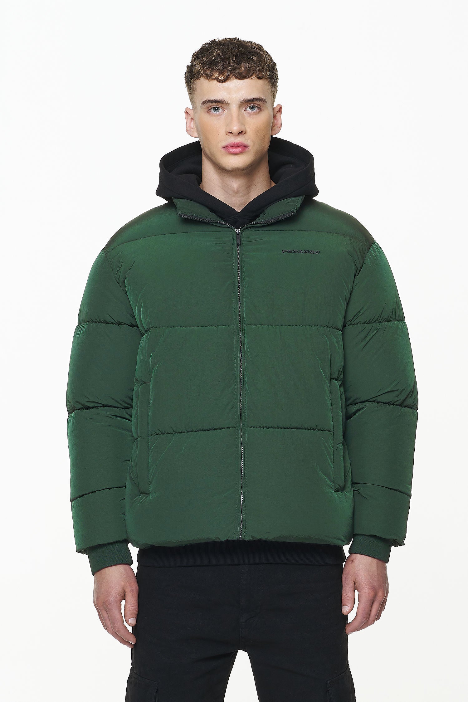 Pegador Solin Crushed Puffer Jacket British Green Seitenansicht aus der PEGADOR® Outerwear 23 Kollektion für Herren