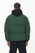 Pegador Solin Crushed Puffer Jacket British Green Detailshot aus der PEGADOR® Outerwear 23 Kollektion für Herren