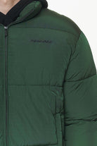 Pegador Solin Crushed Puffer Jacket British Green Detailshot aus der PEGADOR® Outerwear 23 Kollektion für Herren