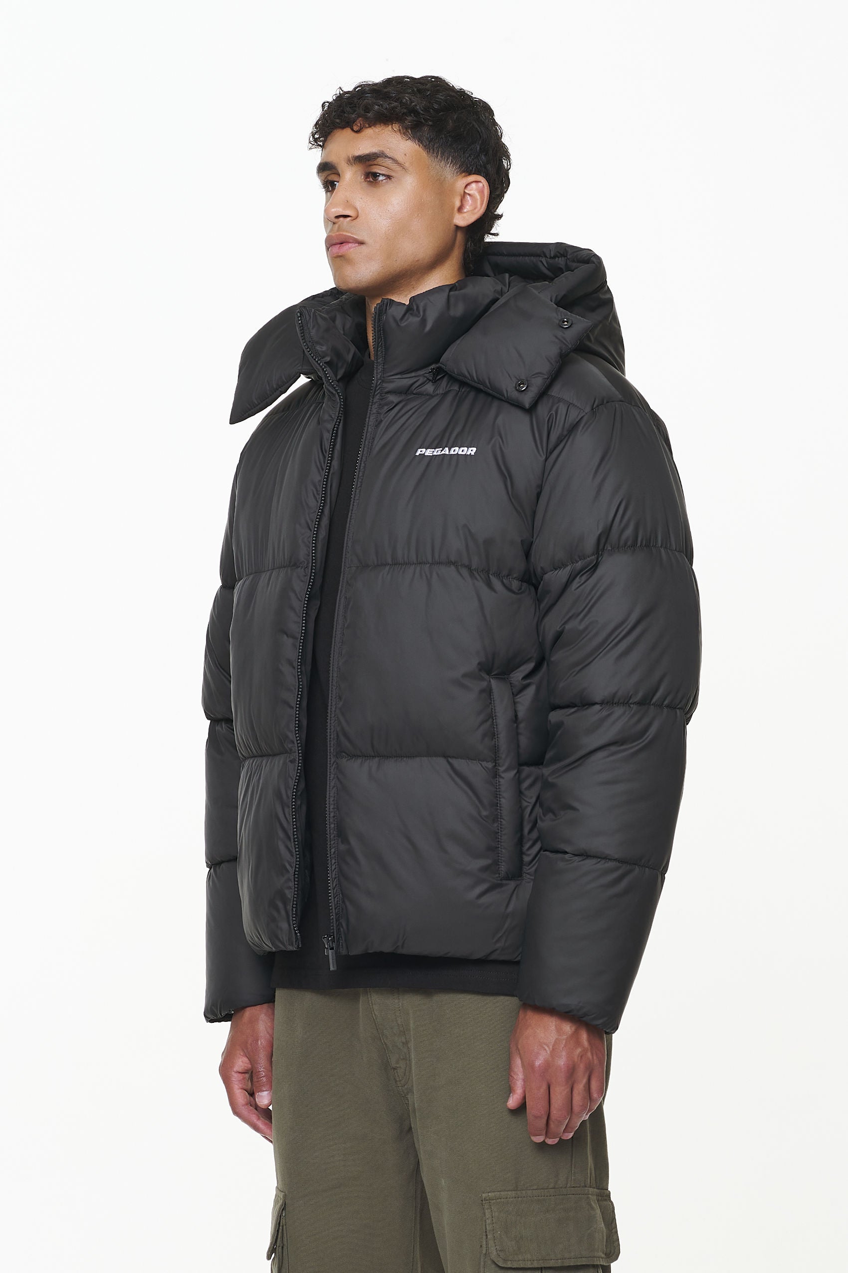 Pegador Margo Puffer Jacket Black Gegenansicht aus der PEGADOR® Outerwear 23 Kollektion für Herren