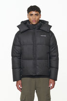 Pegador Margo Puffer Jacket Black Seitenansicht aus der PEGADOR® Outerwear 23 Kollektion für Herren