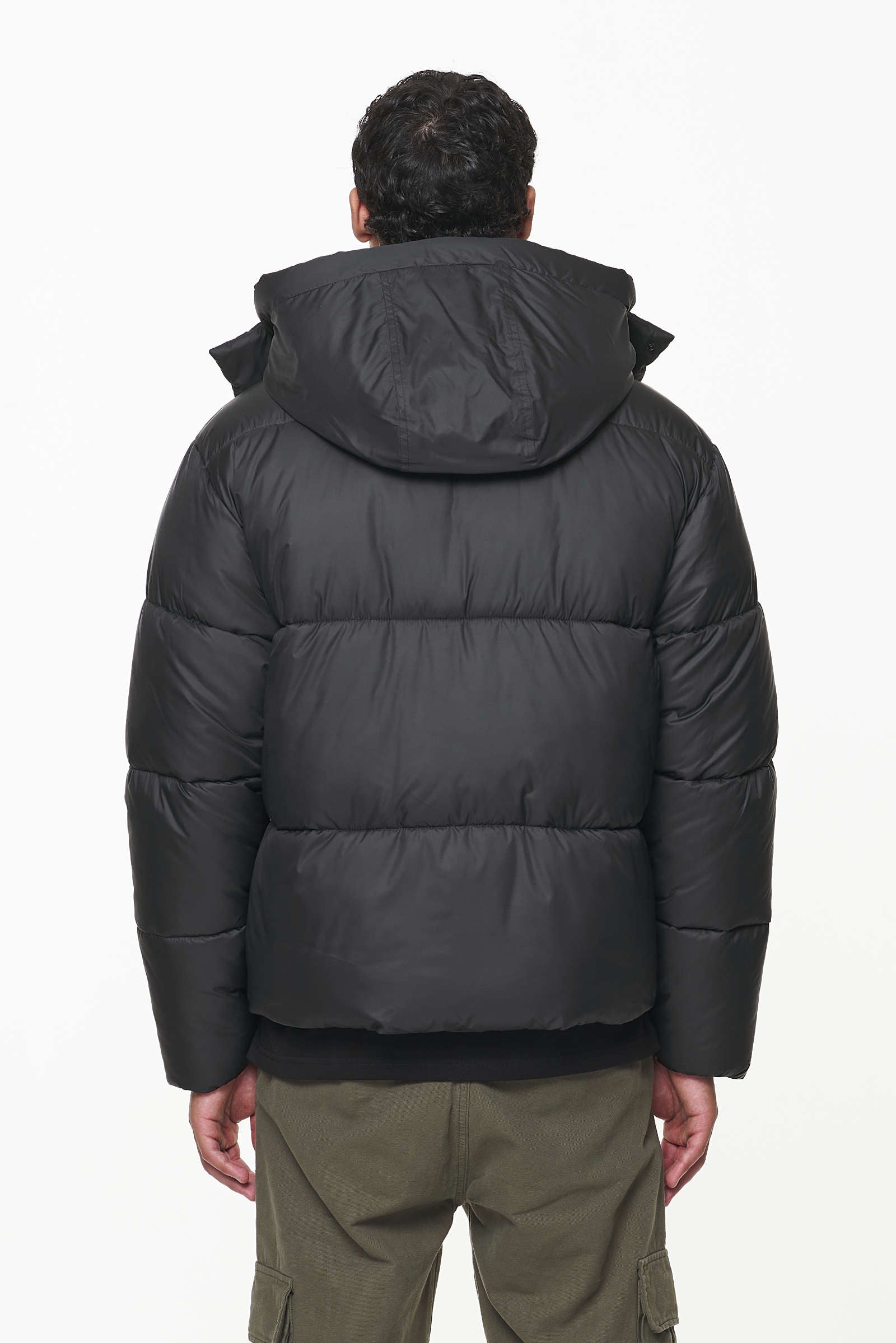 Pegador Margo Puffer Jacket Black Detailshot aus der PEGADOR® Outerwear 23 Kollektion für Herren