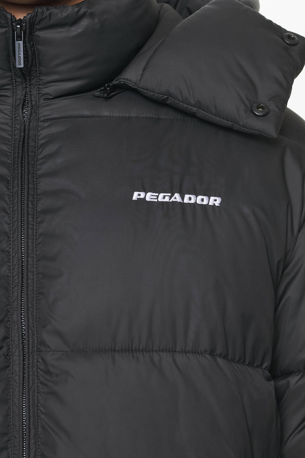 Pegador Margo Puffer Jacket Black Detailshot aus der PEGADOR® Outerwear 23 Kollektion für Herren