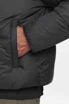 Pegador Margo Puffer Jacket Black Detailshot aus der PEGADOR® Outerwear 23 Kollektion für Herren