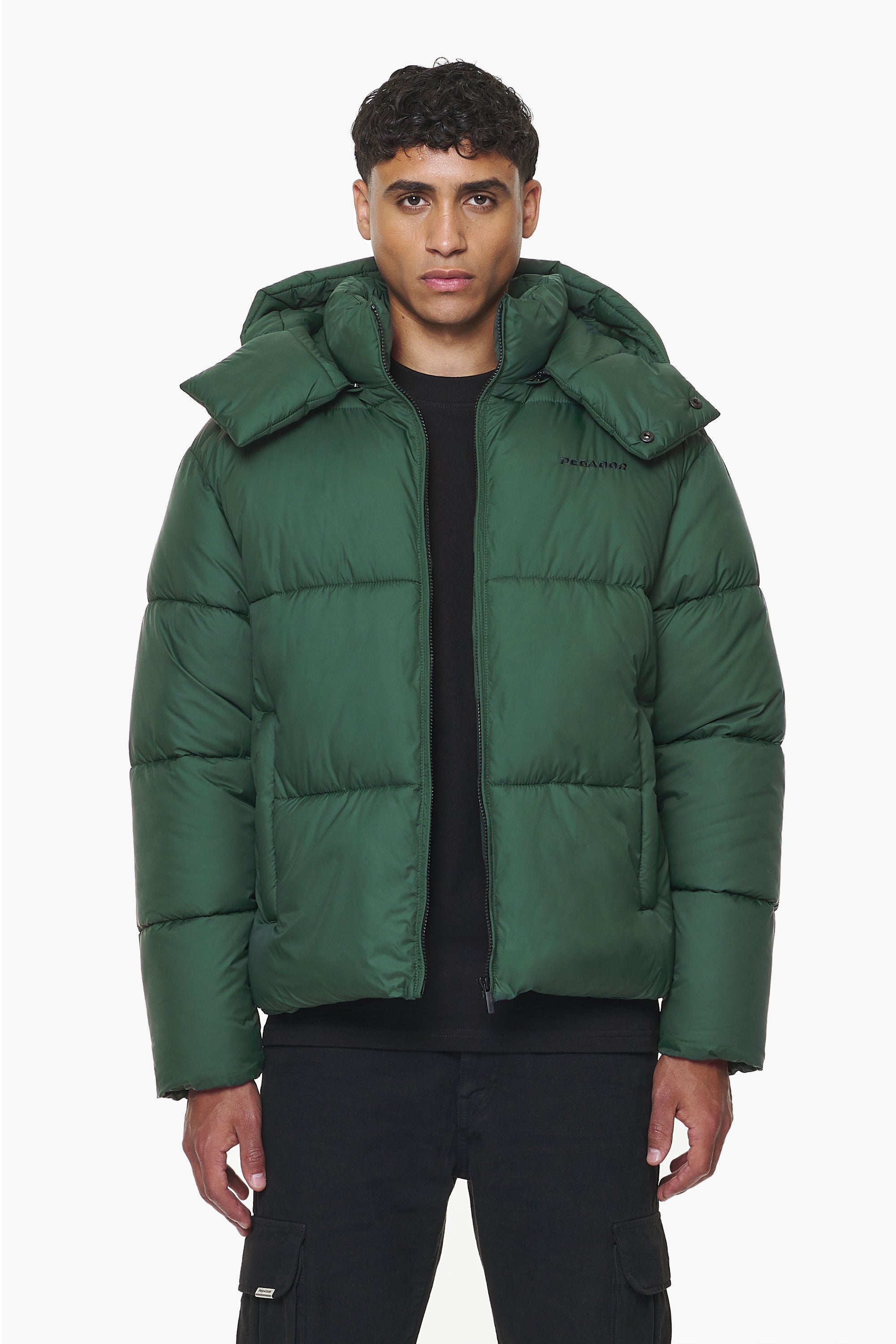 Pegador Margo Puffer Jacket British Green Hauptansicht aus der PEGADOR® Outerwear 23 Kollektion für Herren