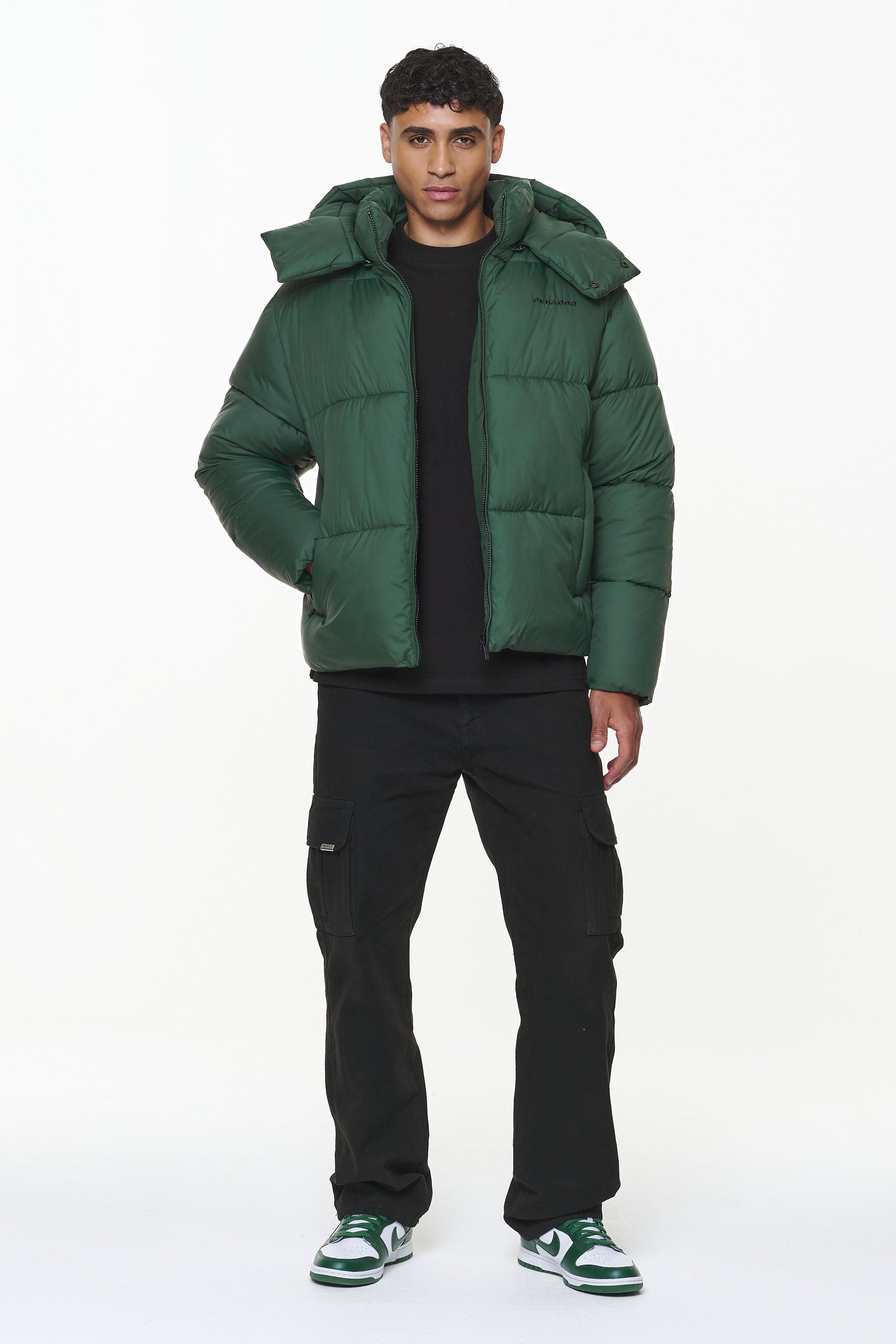 Pegador Margo Puffer Jacket British Green Ganzkörper Bild aus der PEGADOR® Outerwear 23 Kollektion für Herren