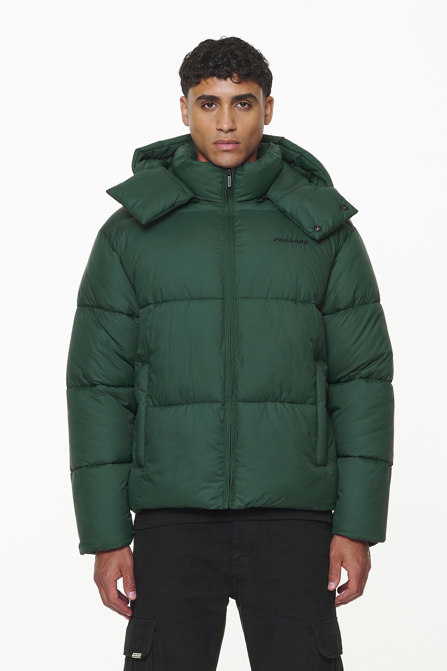 Pegador Margo Puffer Jacket British Green Seitenansicht aus der PEGADOR® Outerwear 23 Kollektion für Herren