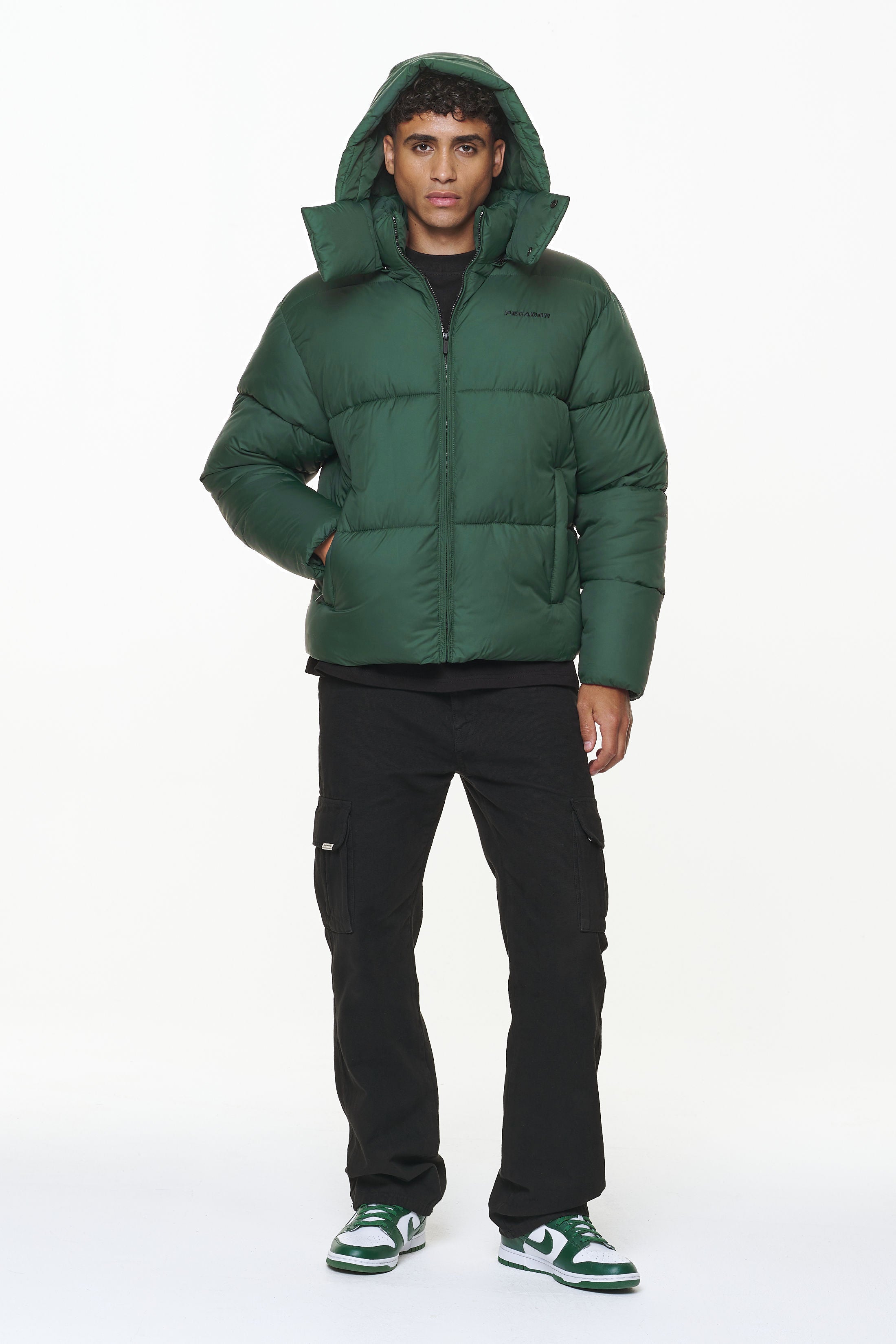 Pegador Margo Puffer Jacket British Green Detailshot aus der PEGADOR® Outerwear 23 Kollektion für Herren