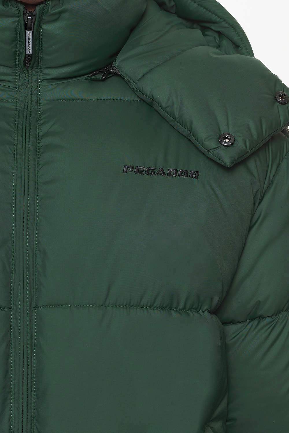 Pegador Margo Puffer Jacket British Green Detailshot aus der PEGADOR® Outerwear 23 Kollektion für Herren