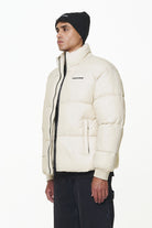 Pegador Picard Puffer Jacket Cream Detailshot aus der PEGADOR® Outerwear 23 Kollektion für Herren