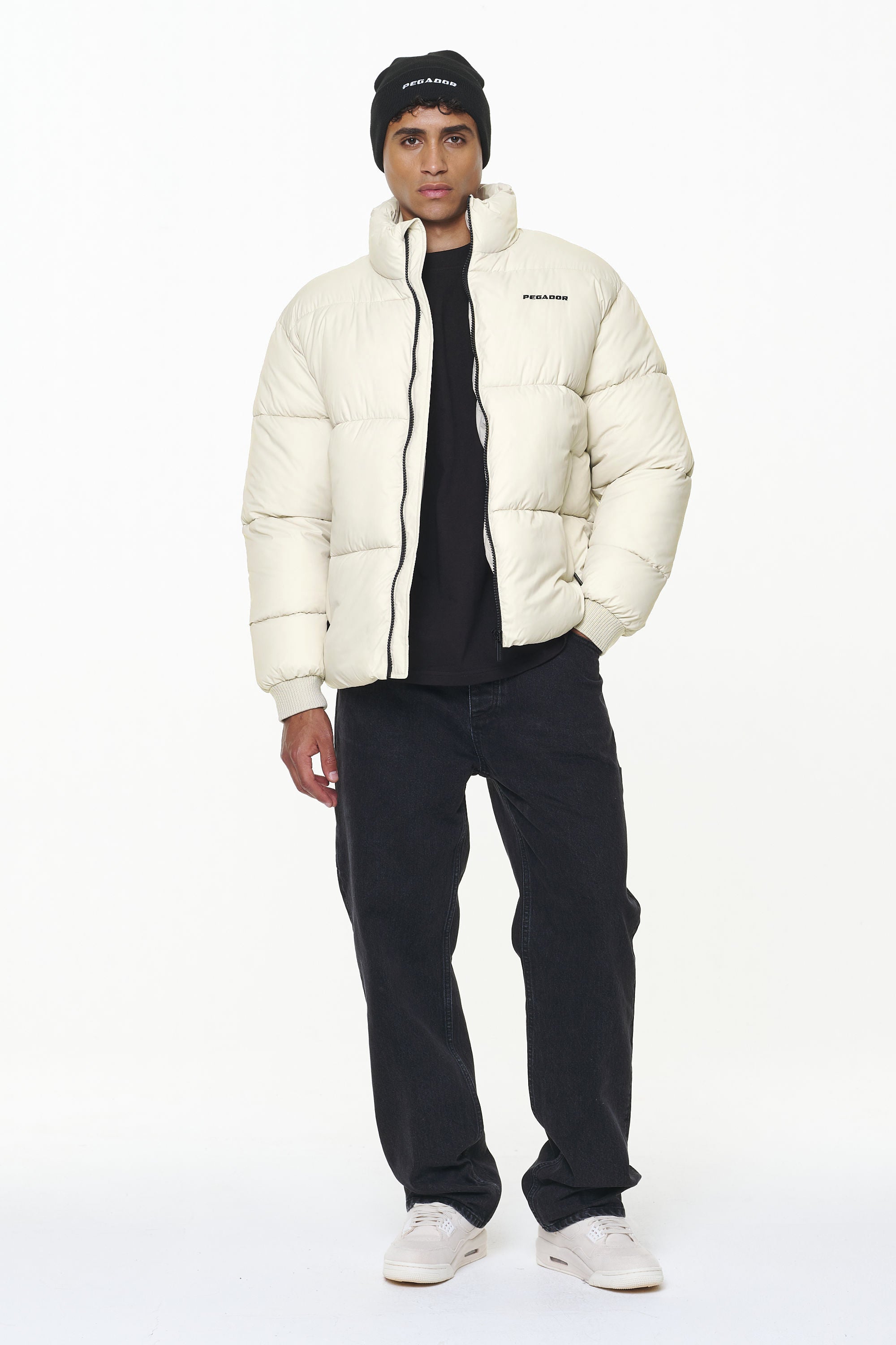 Pegador Picard Puffer Jacket Cream Ganzkörper Bild aus der PEGADOR® Outerwear 23 Kollektion für Herren