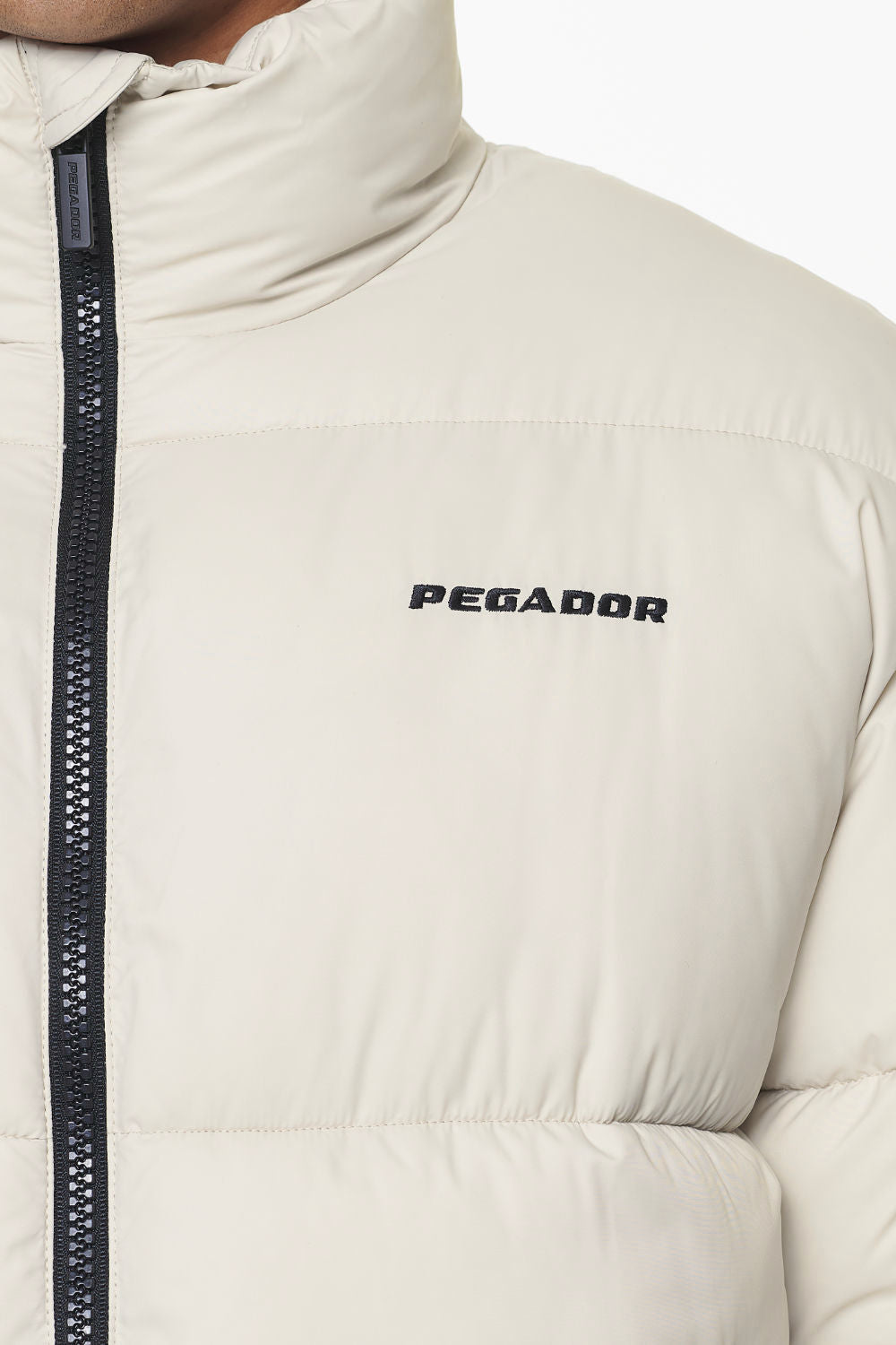 Pegador Picard Puffer Jacket Cream Detailshot aus der PEGADOR® Outerwear 23 Kollektion für Herren