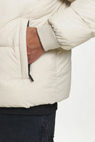 Pegador Picard Puffer Jacket Cream Detailshot aus der PEGADOR® Outerwear 23 Kollektion für Herren