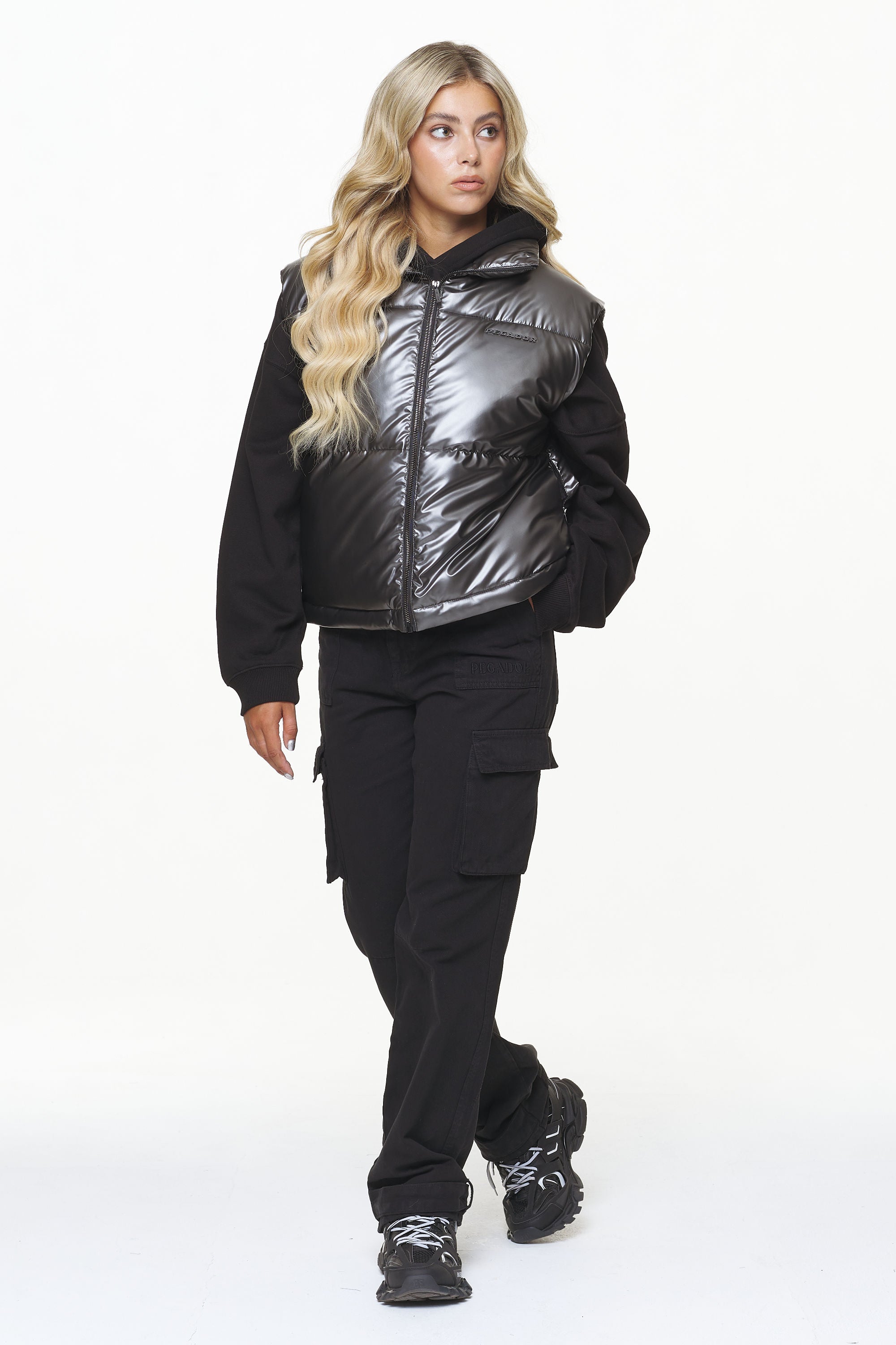 Pegador Angel Puffer Vest Dark Chrome Ganzkörper Bild aus der PEGADOR® Outerwear 23 Kollektion für DaHerren