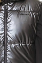 Pegador Angel Puffer Vest Dark Chrome Detailshot aus der PEGADOR® Outerwear 23 Kollektion für DaHerren