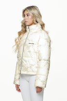 Pegador Royal Marble Puffer Jacket Bone White Fossil Taupe Detailshot aus der PEGADOR® Outerwear 23 Kollektion für DaHerren