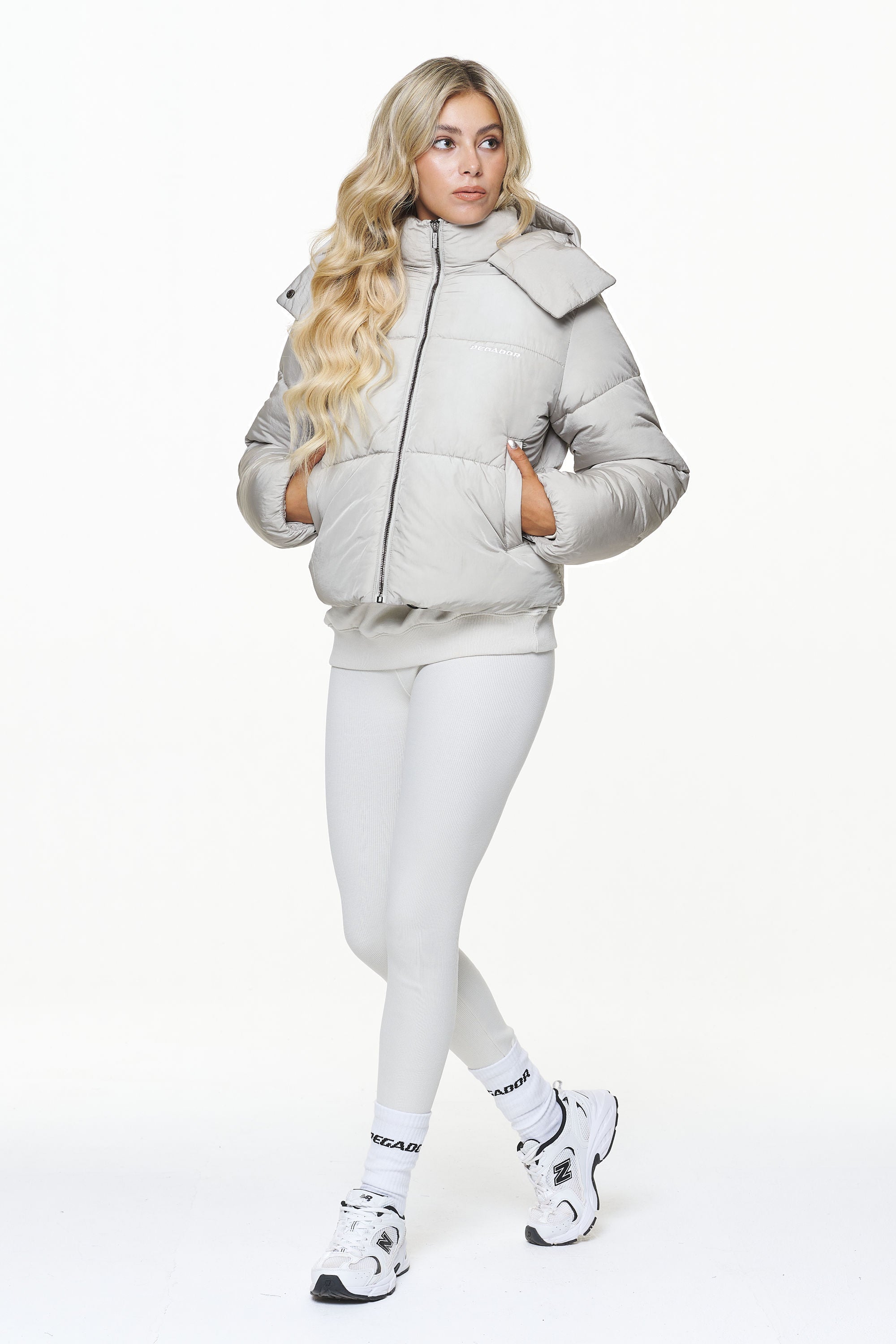 Pegador Vanati Crushed Puffer Jacket Ash Grey Ganzkörper Bild aus der PEGADOR® Outerwear 23 Kollektion für DaHerren