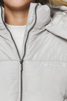 Pegador Vanati Crushed Puffer Jacket Ash Grey Detailshot aus der PEGADOR® Outerwear 23 Kollektion für DaHerren