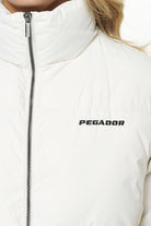 Pegador Priory Puffer Vest Bone White Detailshot aus der PEGADOR® Outerwear 23 Kollektion für DaHerren