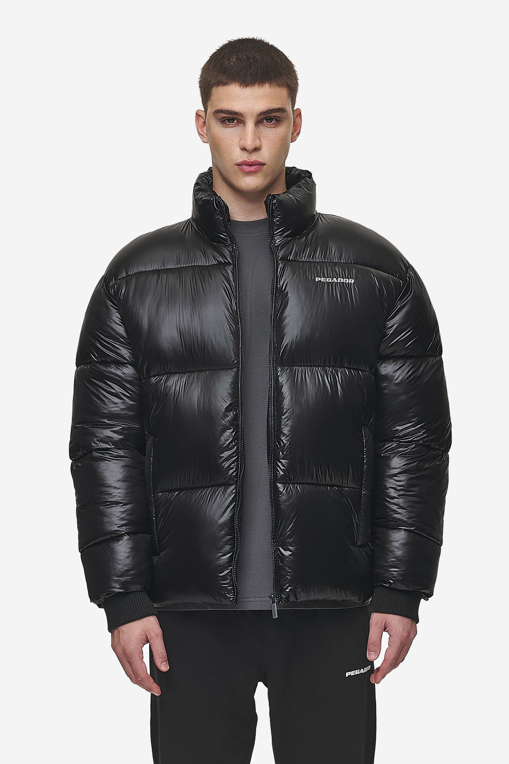 Pegador Solin Light Glossy Puffer Jacket Black Hauptansicht aus der PEGADOR® Outerwear 24 Kollektion für Herren