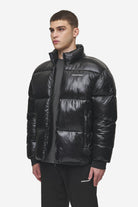 Pegador Solin Light Glossy Puffer Jacket Black Gegenansicht aus der PEGADOR® Outerwear 24 Kollektion für Herren