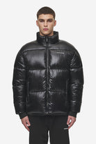 Pegador Solin Light Glossy Puffer Jacket Black Seitenansicht aus der PEGADOR® Outerwear 24 Kollektion für Herren