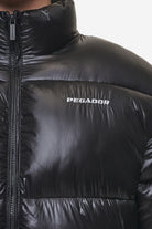 Pegador Solin Light Glossy Puffer Jacket Black Detailshot aus der PEGADOR® Outerwear 24 Kollektion für Herren