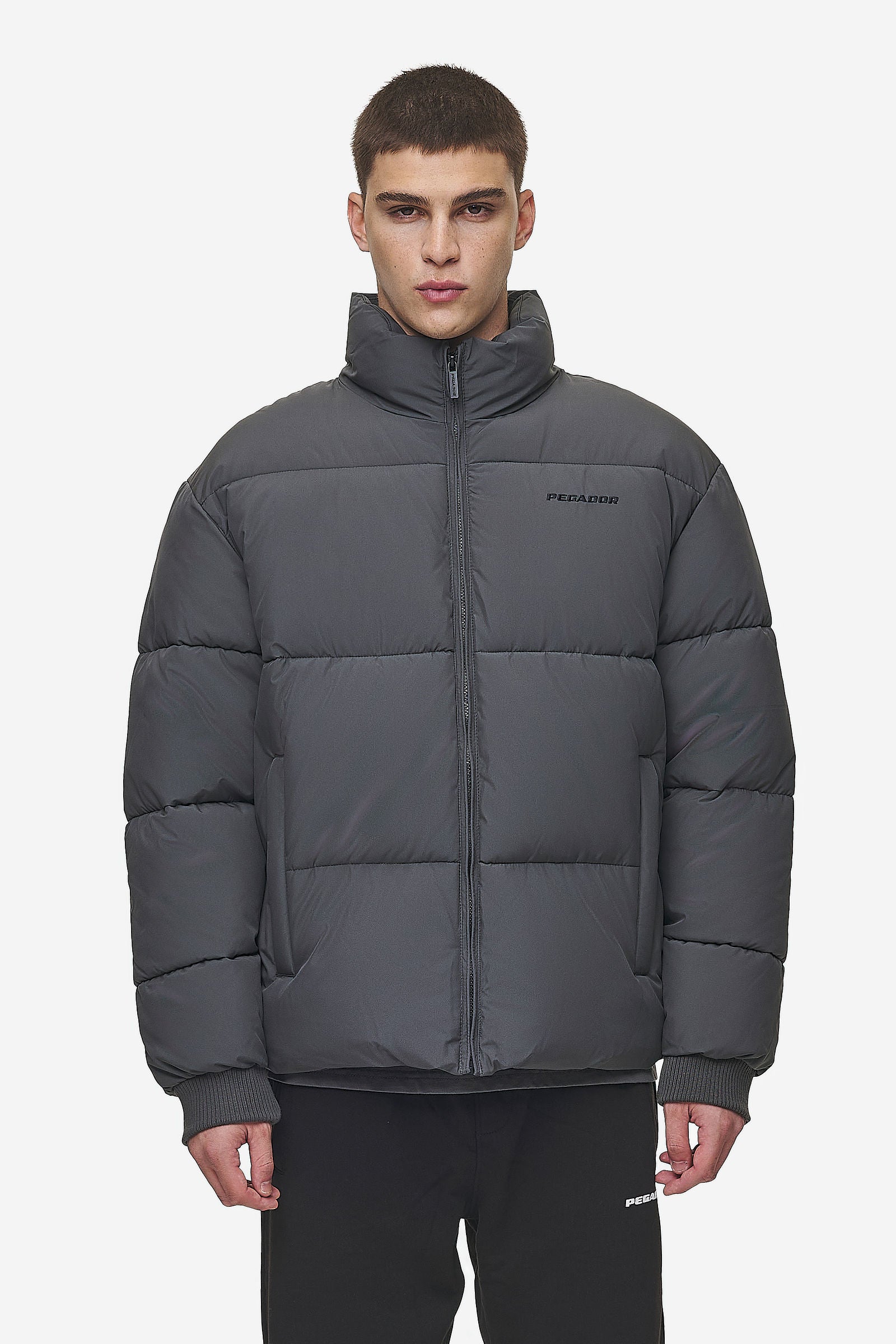 Pegador Solin Puffer Jacket Anthracite Seitenansicht aus der PEGADOR® Outerwear 24 Kollektion für Herren