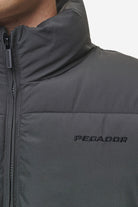 Pegador Solin Puffer Jacket Anthracite Detailshot aus der PEGADOR® Outerwear 24 Kollektion für Herren