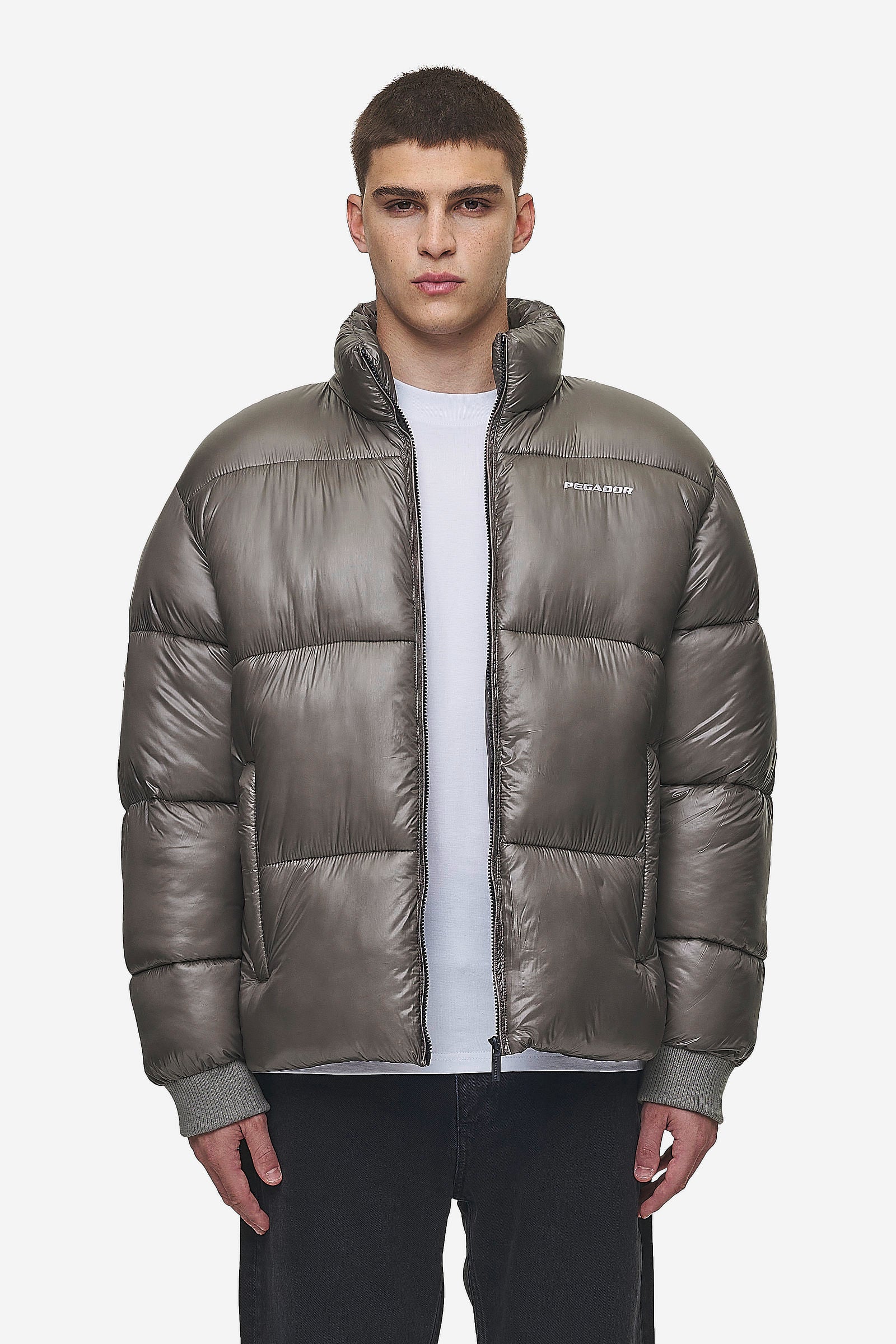 Pegador Solin Light Glossy Puffer Jacket Rock Grey Hauptansicht aus der PEGADOR® Outerwear 24 Kollektion für Herren