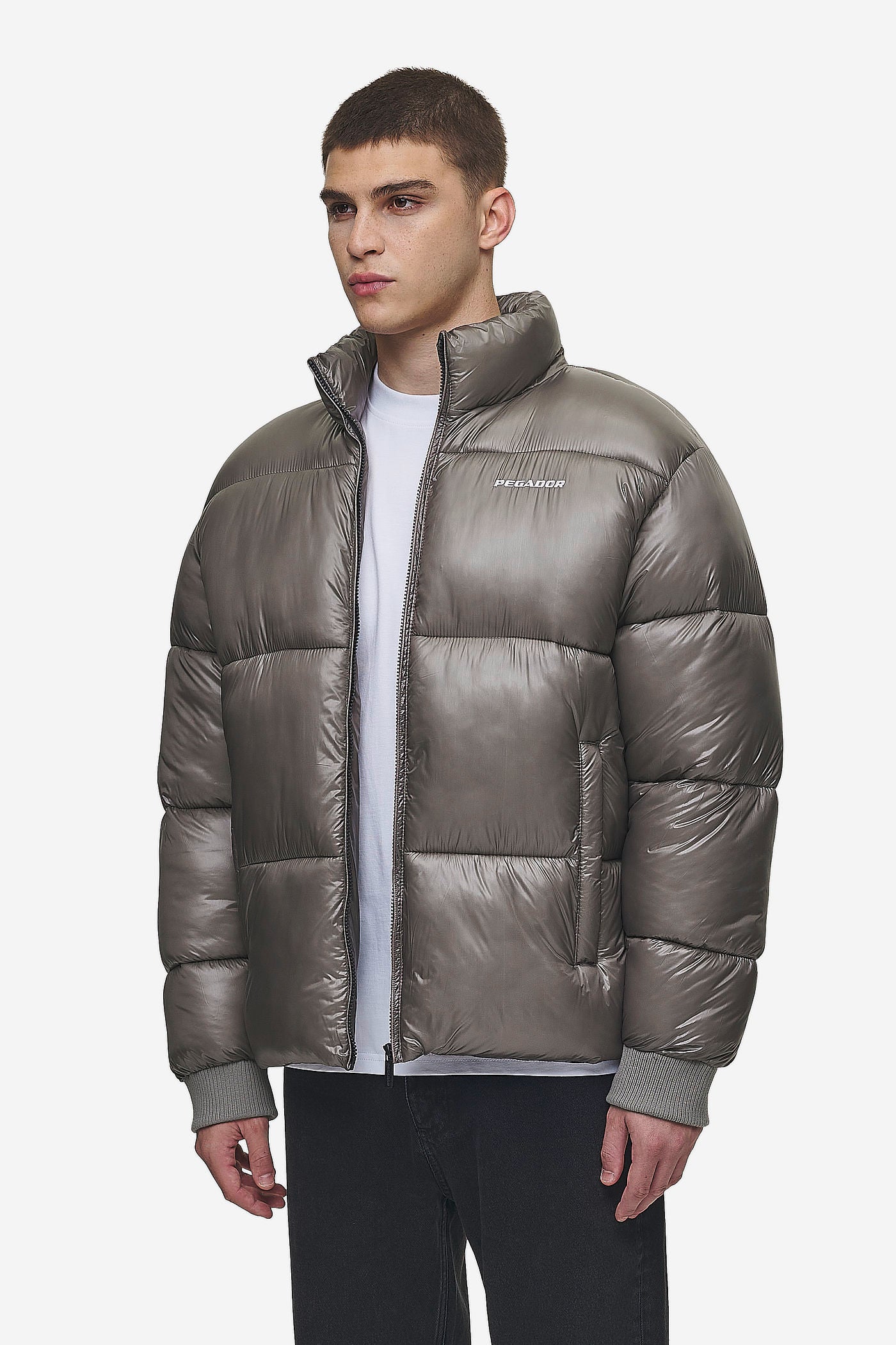 Pegador Solin Light Glossy Puffer Jacket Rock Grey Gegenansicht aus der PEGADOR® Outerwear 24 Kollektion für Herren