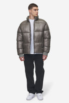 Pegador Solin Light Glossy Puffer Jacket Rock Grey Ganzkörper Bild aus der PEGADOR® Outerwear 24 Kollektion für Herren