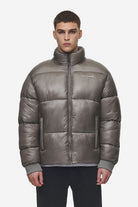 Pegador Solin Light Glossy Puffer Jacket Rock Grey Seitenansicht aus der PEGADOR® Outerwear 24 Kollektion für Herren