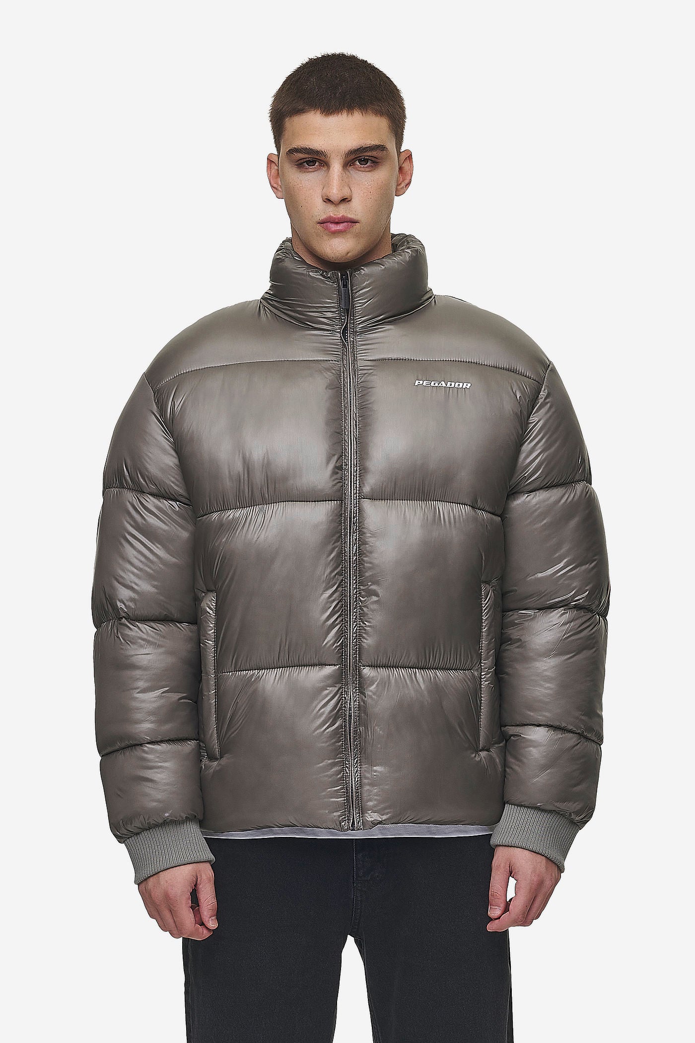 Pegador Solin Light Glossy Puffer Jacket Rock Grey Seitenansicht aus der PEGADOR® Outerwear 24 Kollektion für Herren