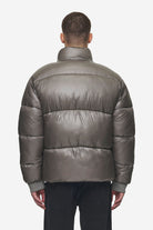 Pegador Solin Light Glossy Puffer Jacket Rock Grey Detailshot aus der PEGADOR® Outerwear 24 Kollektion für Herren