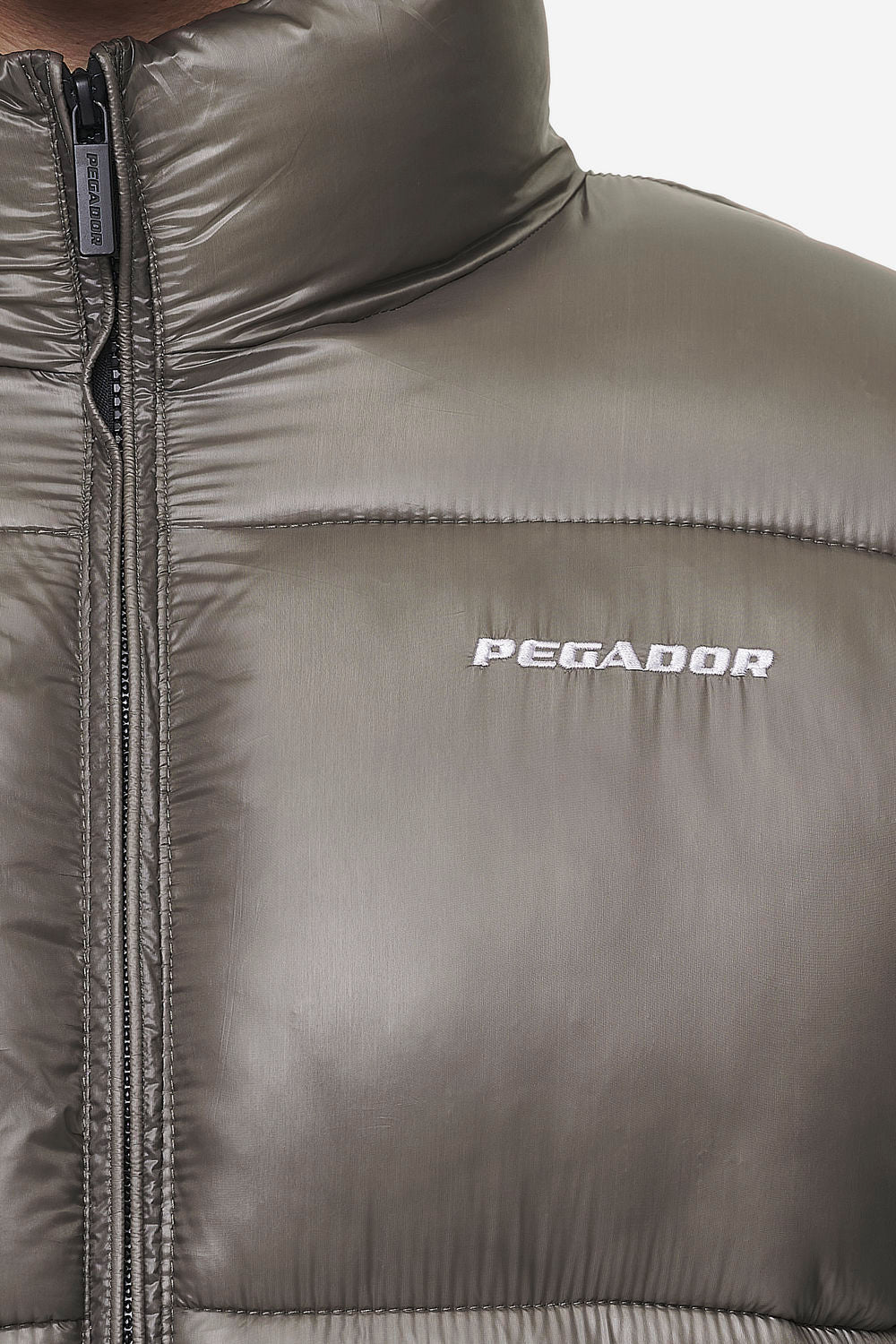 Pegador Solin Light Glossy Puffer Jacket Rock Grey Detailshot aus der PEGADOR® Outerwear 24 Kollektion für Herren