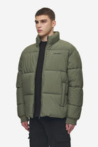 Pegador Solin Puffer Jacket Mud Olive Gegenansicht aus der PEGADOR® Outerwear 24 Kollektion für Herren