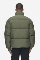 Pegador Solin Puffer Jacket Mud Olive Detailshot aus der PEGADOR® Outerwear 24 Kollektion für Herren