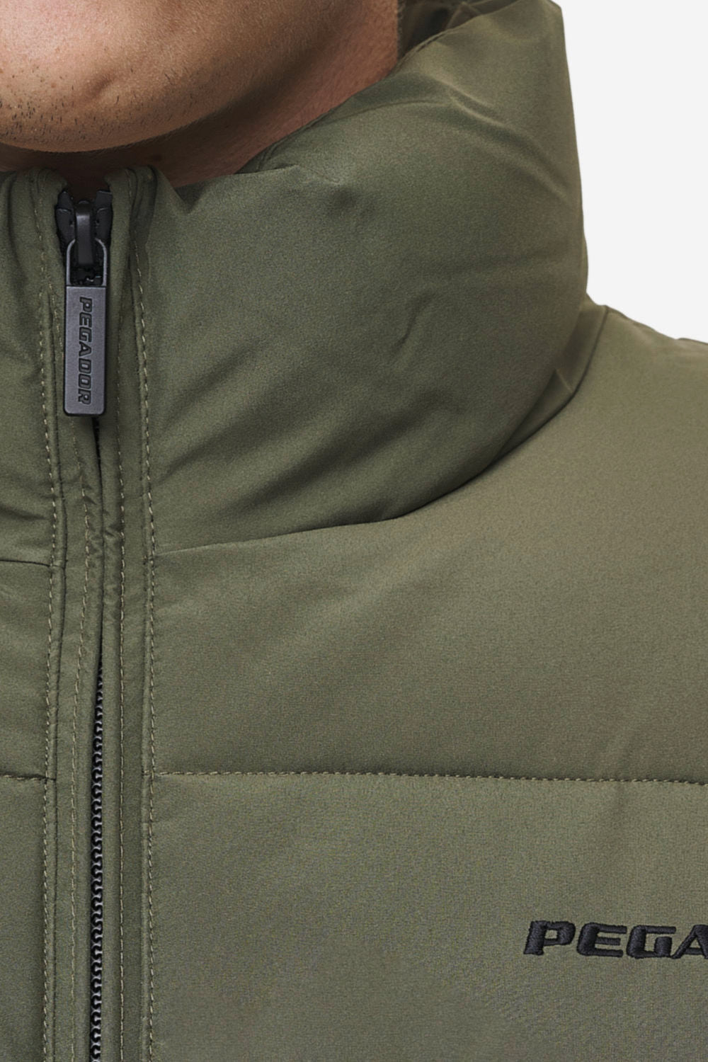 Pegador Solin Puffer Jacket Mud Olive Detailshot aus der PEGADOR® Outerwear 24 Kollektion für Herren