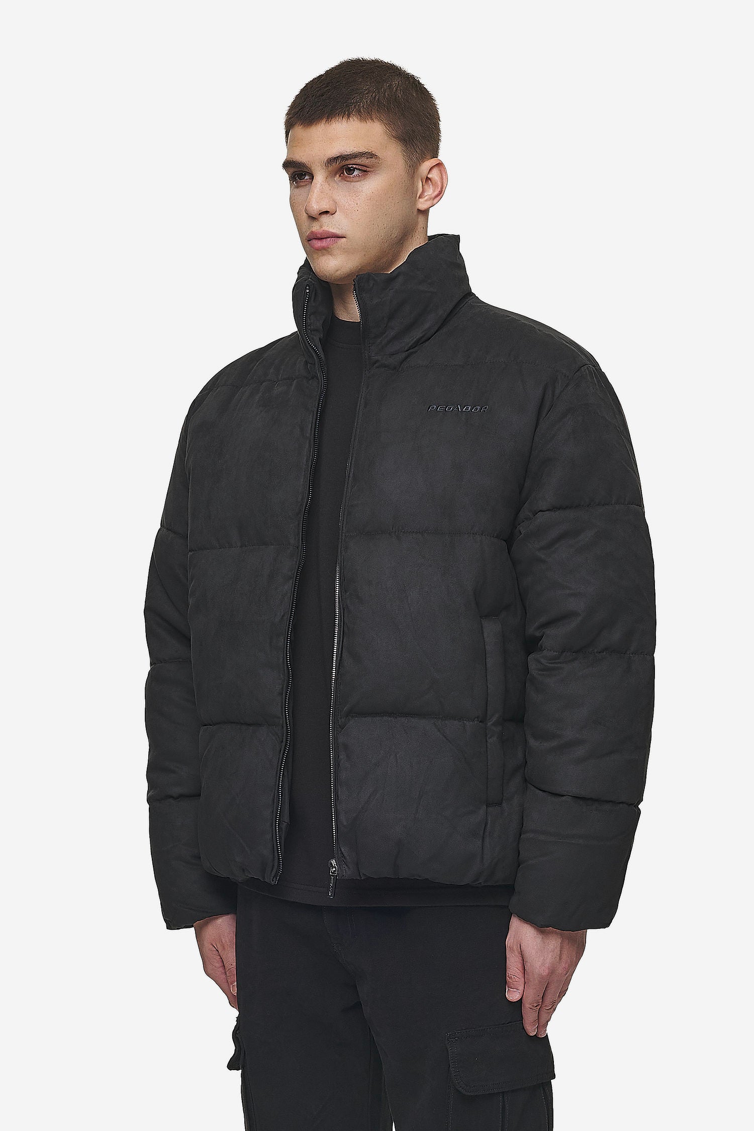 Pegador Sidan Velour Puffer Jacket Black Gegenansicht aus der PEGADOR® Outerwear 24 Kollektion für Herren