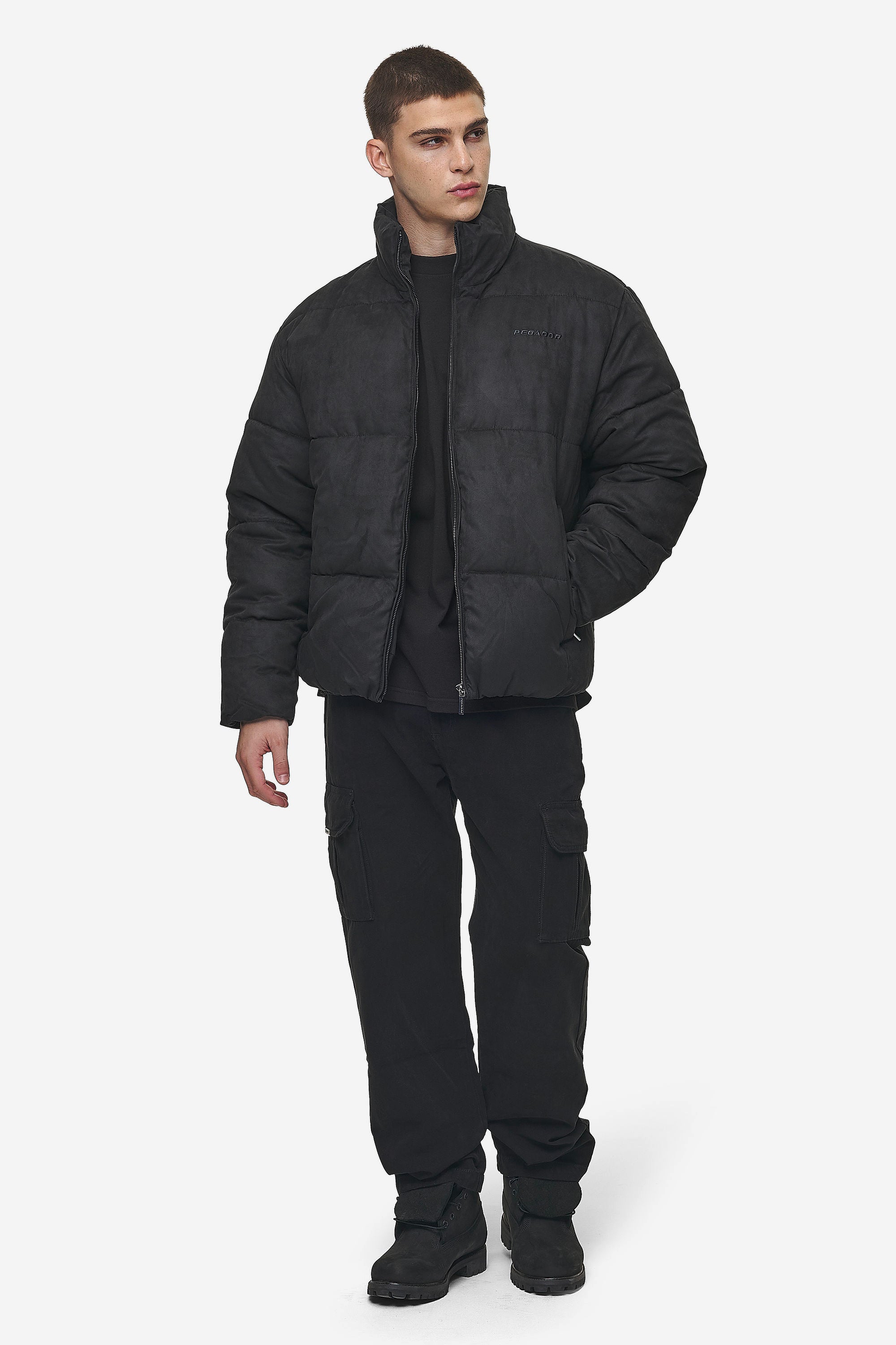 Pegador Sidan Velour Puffer Jacket Black Ganzkörper Bild aus der PEGADOR® Outerwear 24 Kollektion für Herren