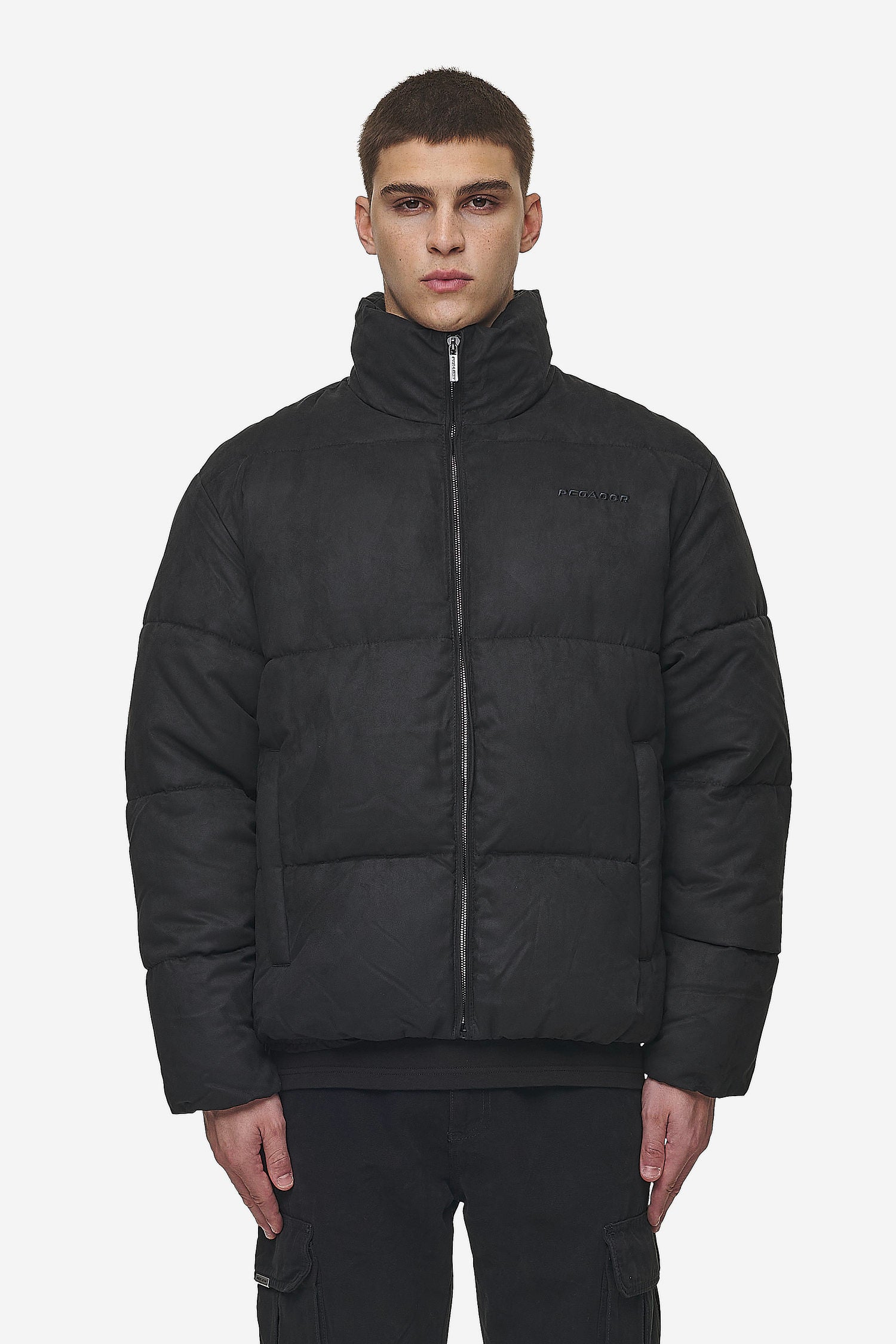 Pegador Sidan Velour Puffer Jacket Black Seitenansicht aus der PEGADOR® Outerwear 24 Kollektion für Herren