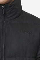 Pegador Sidan Velour Puffer Jacket Black Detailshot aus der PEGADOR® Outerwear 24 Kollektion für Herren