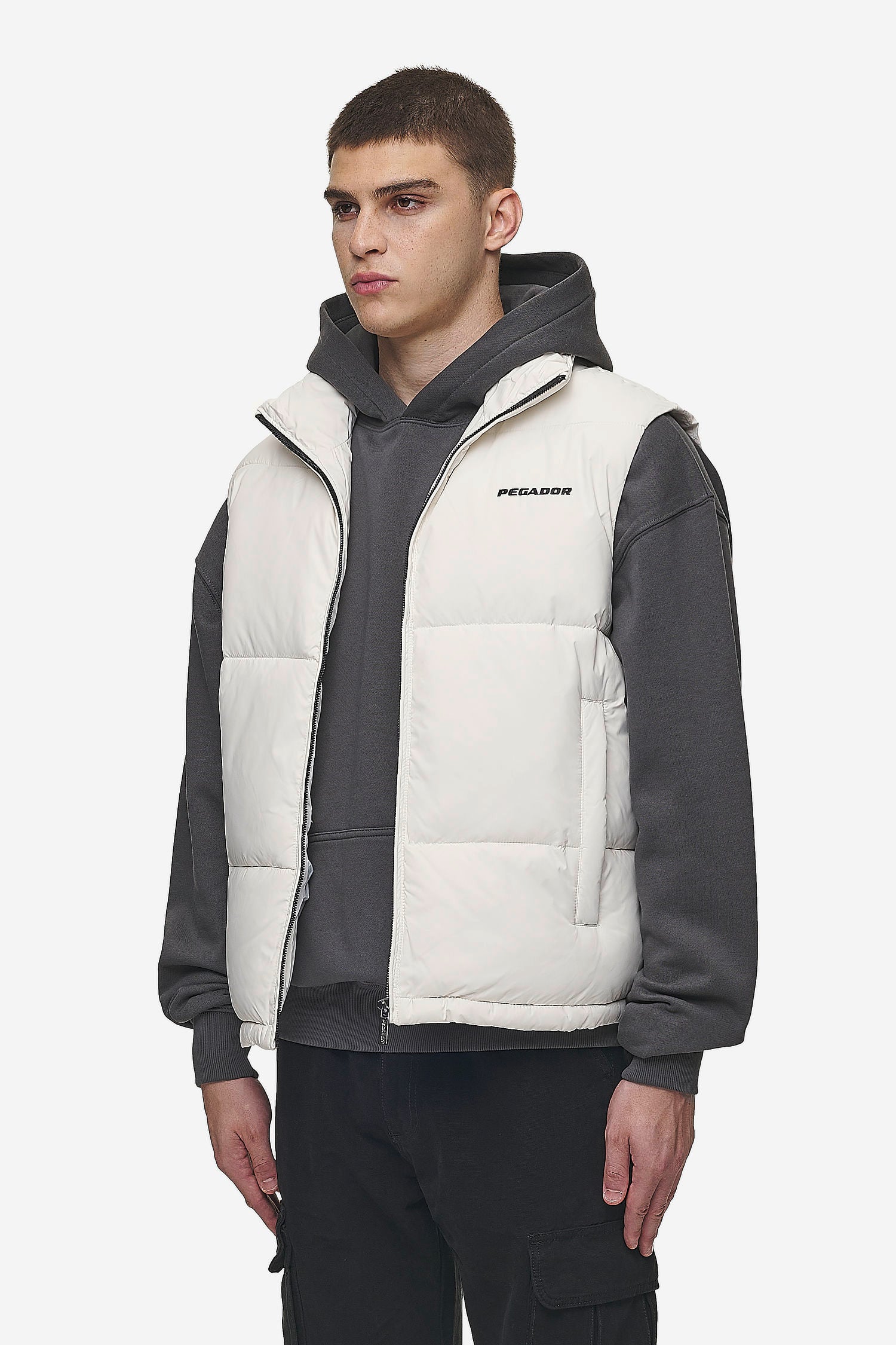 Pegador Landin Puffer Vest Bone White Gegenansicht aus der PEGADOR® Outerwear 24 Kollektion für Herren